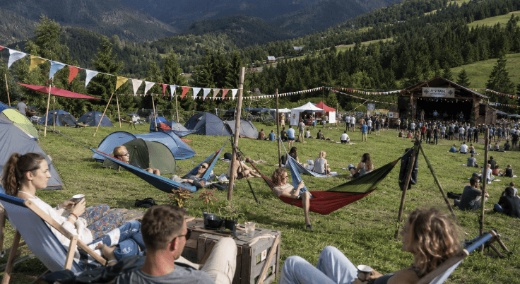 Plenerowy festiwal wyświetlany w pokazie zdjęć